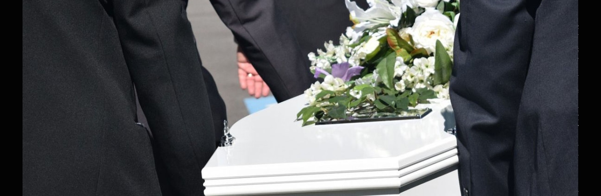 Piatră funerară cu trandarif alb.