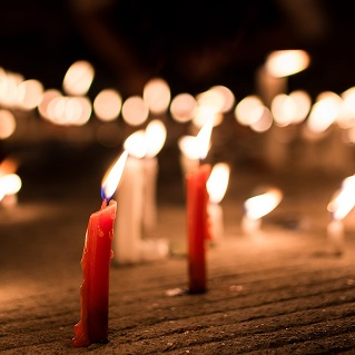 Lumanari albe si rosii aprinse noaptea